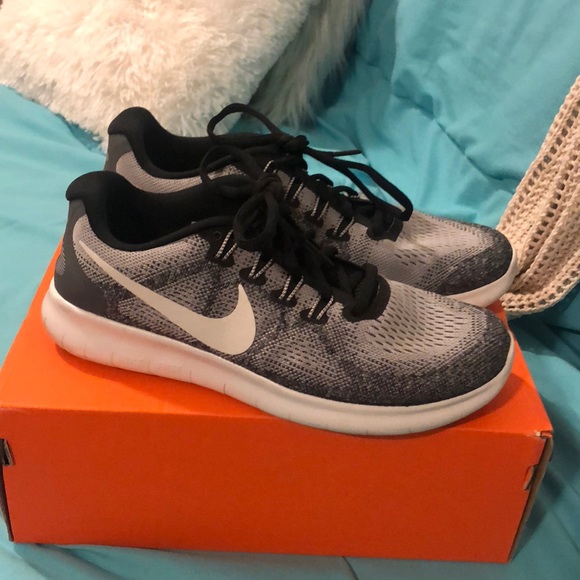 SOLD* BNWOT Nike running shoes - Picture 3 of 6